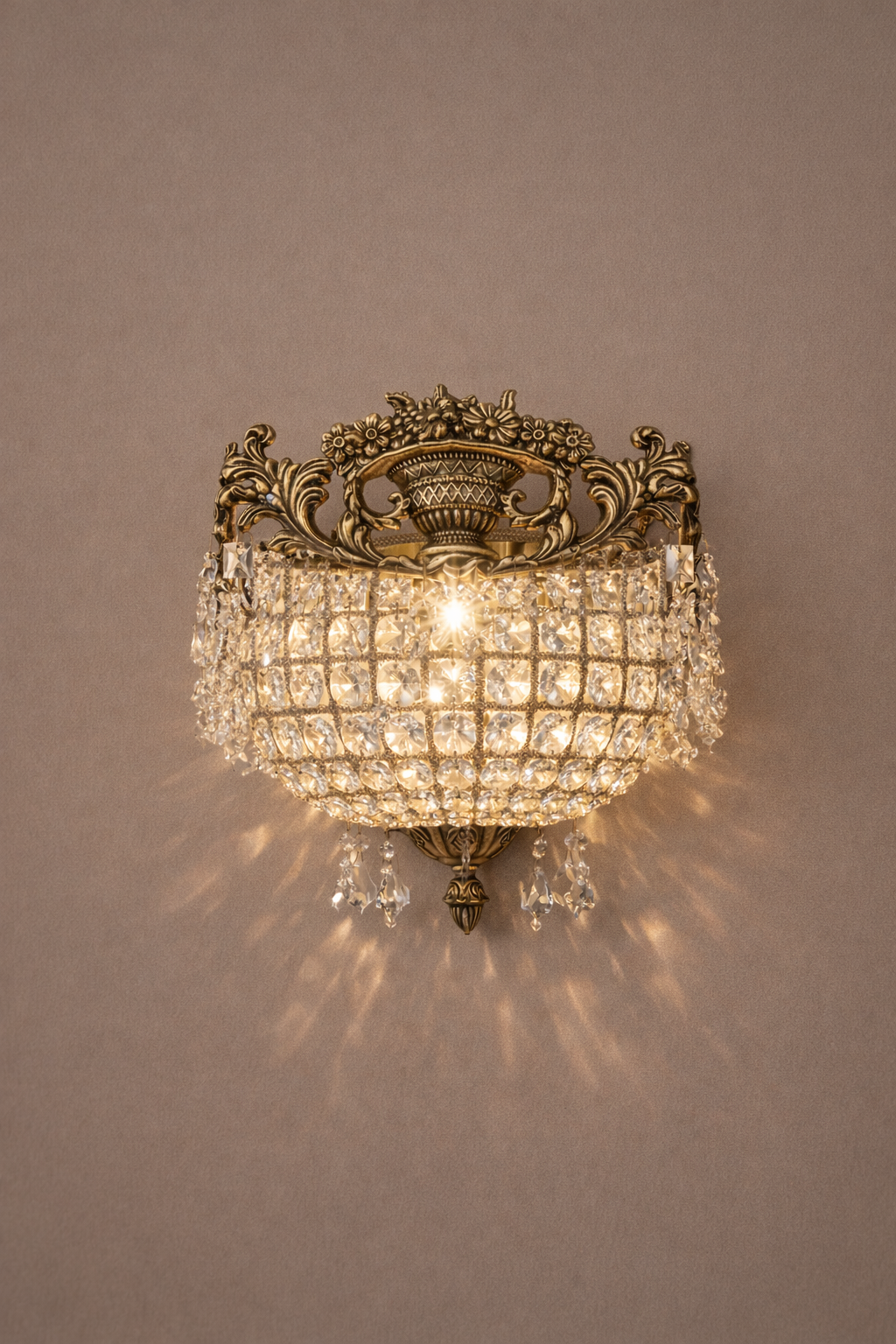 Applique murale marocaine prestigieuse en laiton travaillé et cristaux de première qualité, signée LUSTREAL.