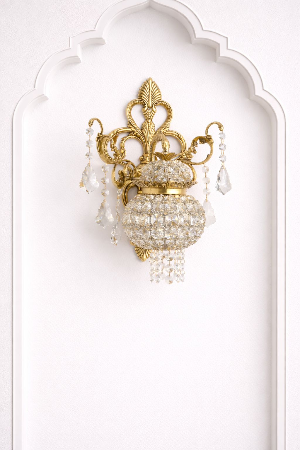 Applique murale marocaine prestigieuse en laiton travaillé et cristaux de première qualité, signée LUSTREAL.