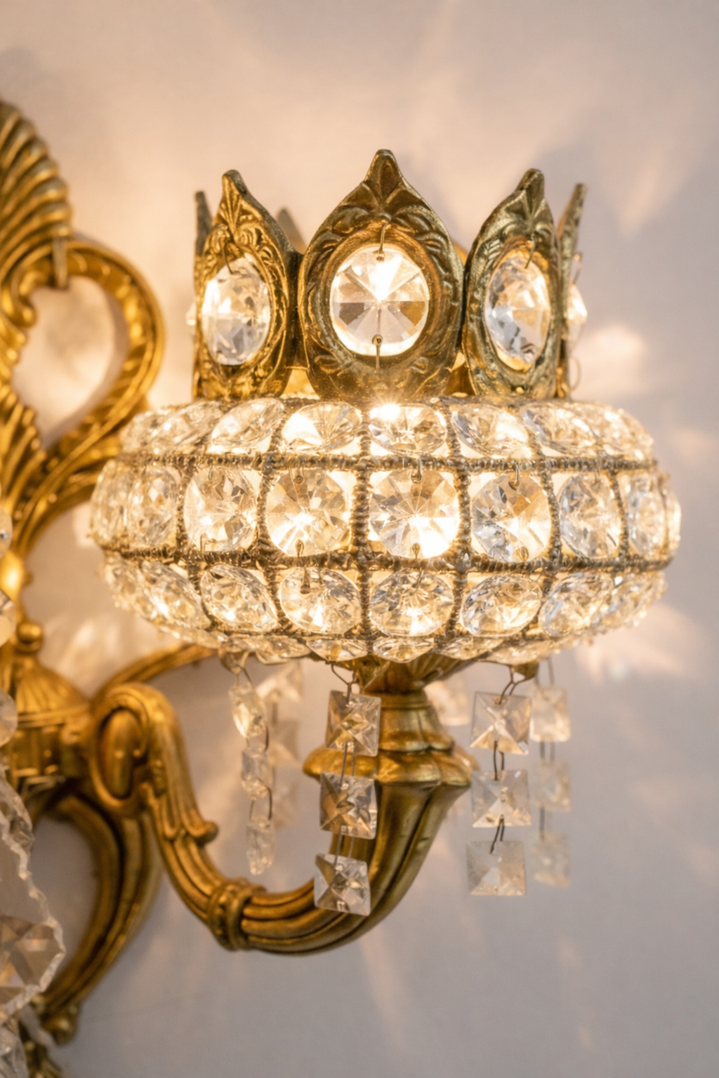 Applique murale marocaine prestigieuse en laiton travaillé et cristaux de première qualité, signée LUSTREAL.