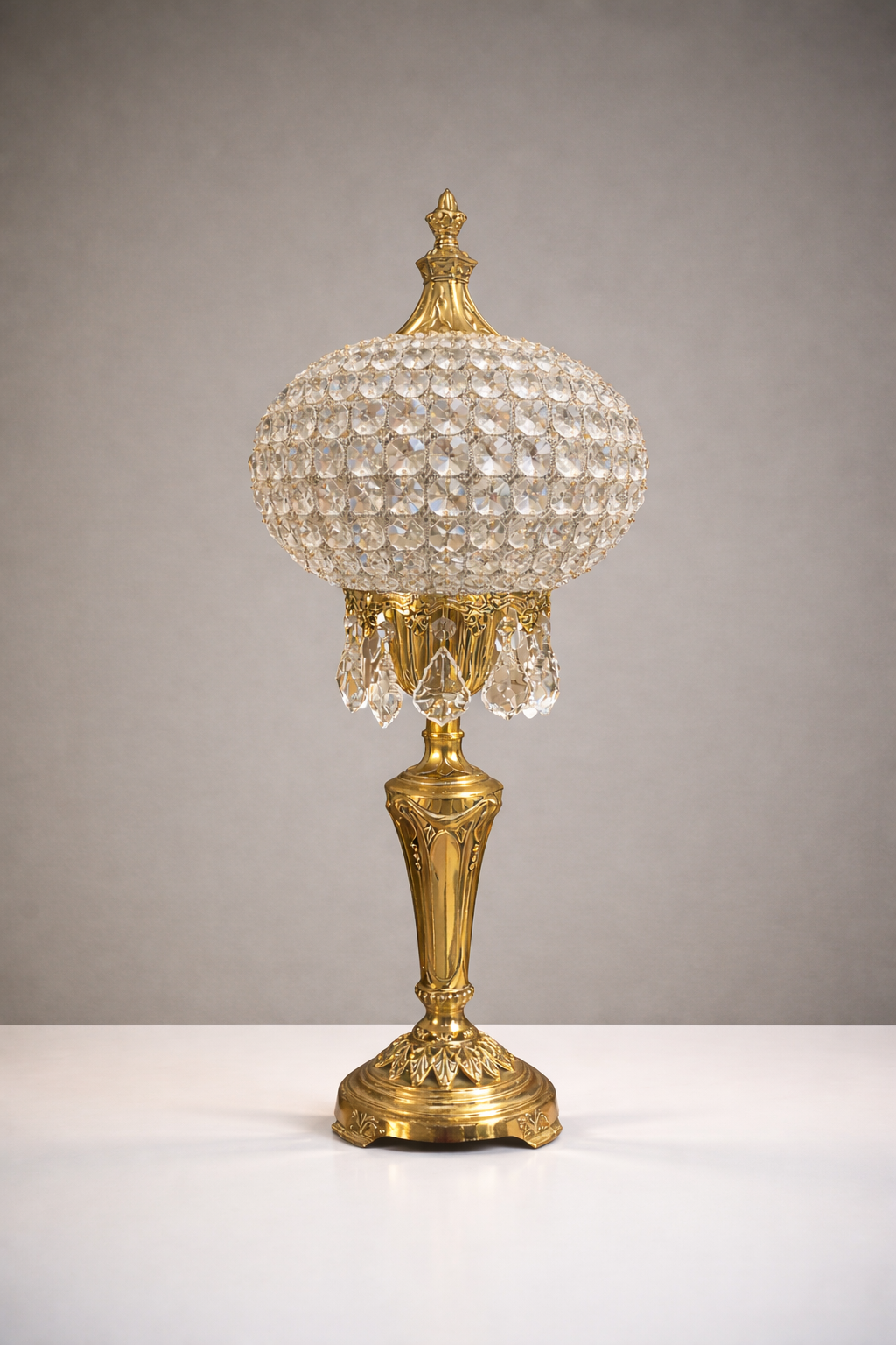 Lampe de table marocaine, pretigieuse et luxueuse en laiton et cristaux de la premiere qualité. signéé LUSTREAL