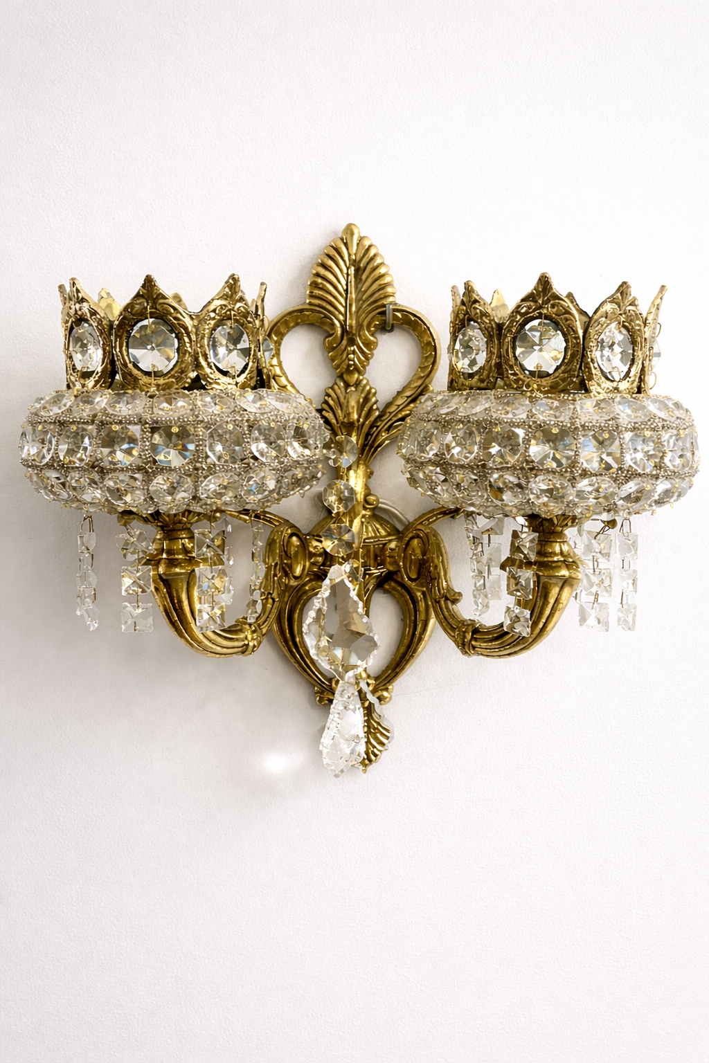 Applique murale marocaine prestigieuse en laiton travaillé et cristaux de première qualité, signée LUSTREAL.