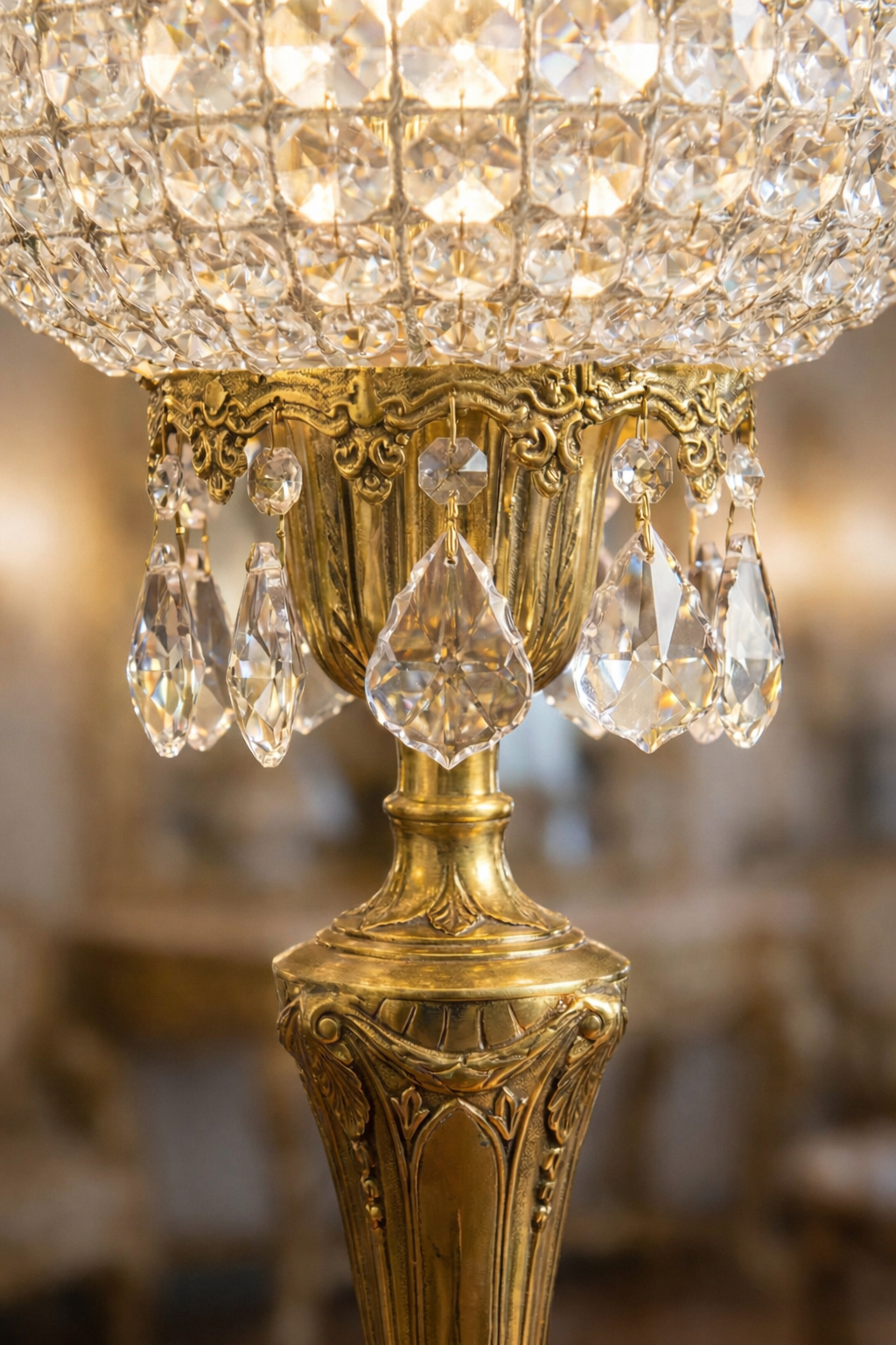 Lampe de table marocaine, pretigieuse et luxueuse en laiton et cristaux de la premiere qualité. signéé LUSTREAL