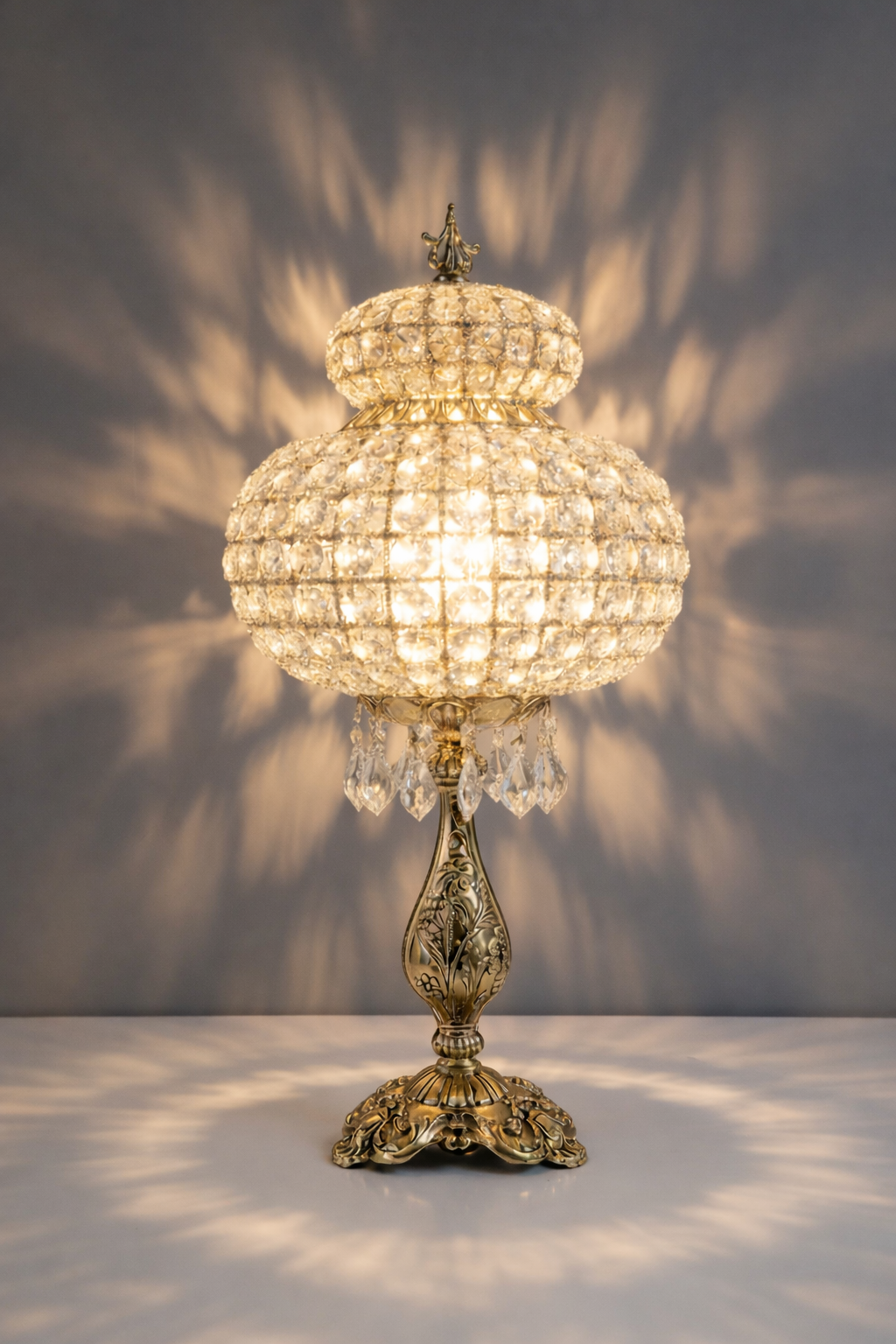 Lampe de table marocaine, pretigieuse et luxueuse en laiton et cristaux de la premiere qualité. signée LUSTREAL