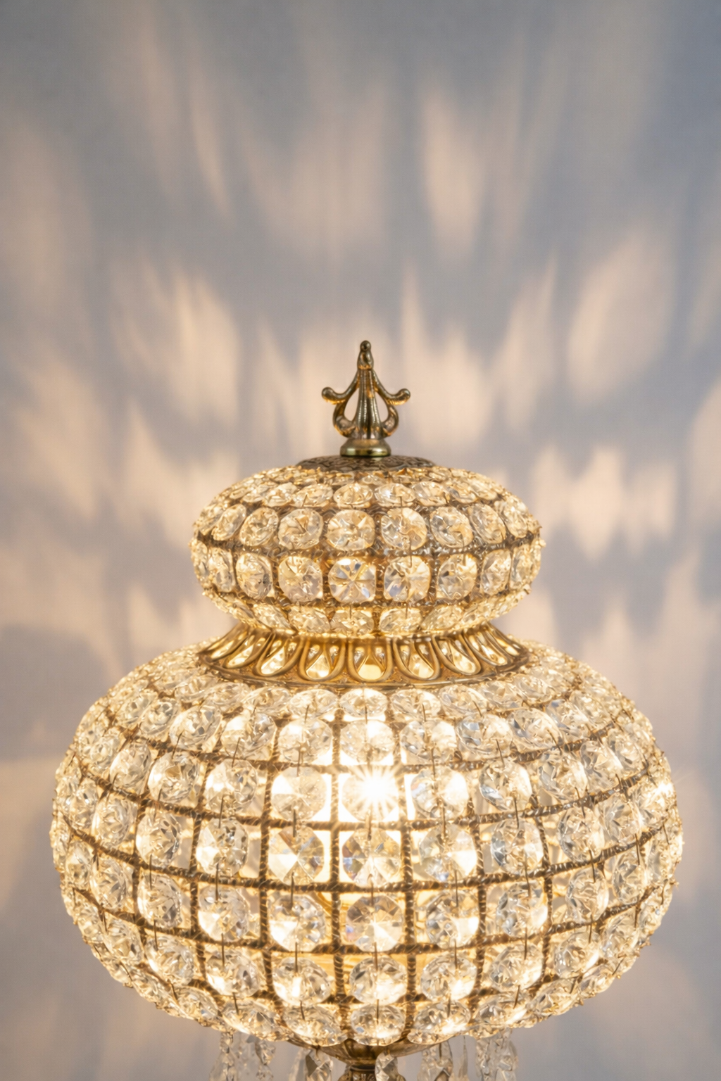 Lampe de table marocaine, pretigieuse et luxueuse en laiton et cristaux de la premiere qualité. signée LUSTREAL