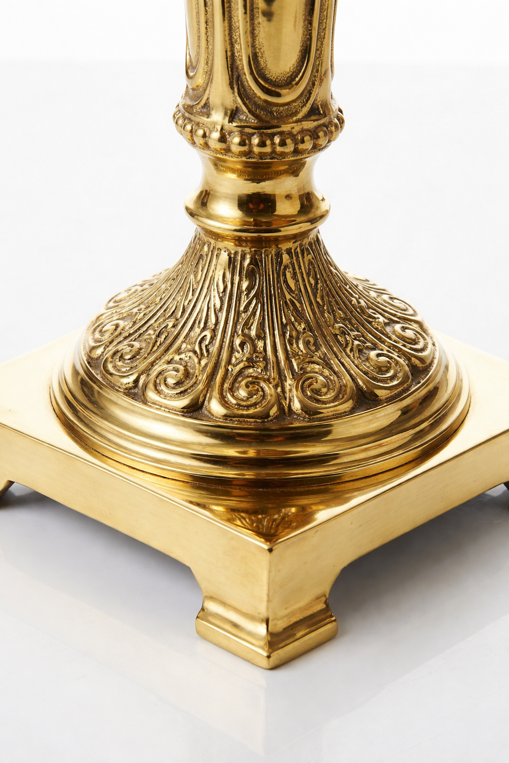 Lampe de table marocaine, pretigieuse et luxueuse en laiton et cristaux de la premiere qualité. signéé LUSTREAL