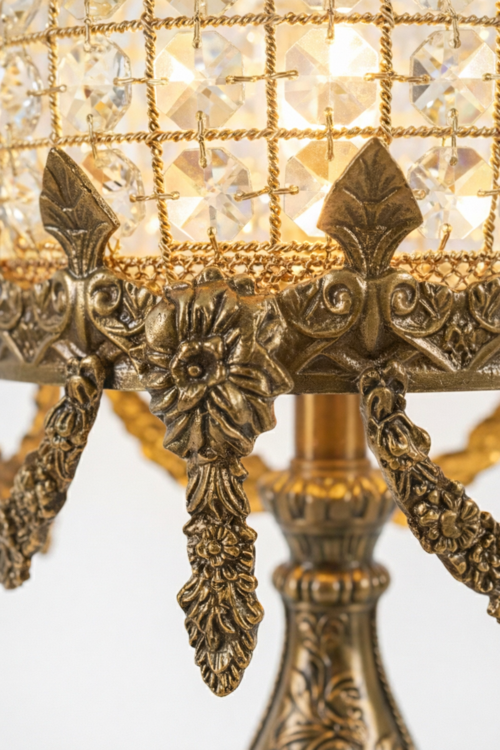 Lampe de table marocaine, pretigieuse et luxueuse en laiton et cristaux de la premiere qualité. signéé LUSTREAL