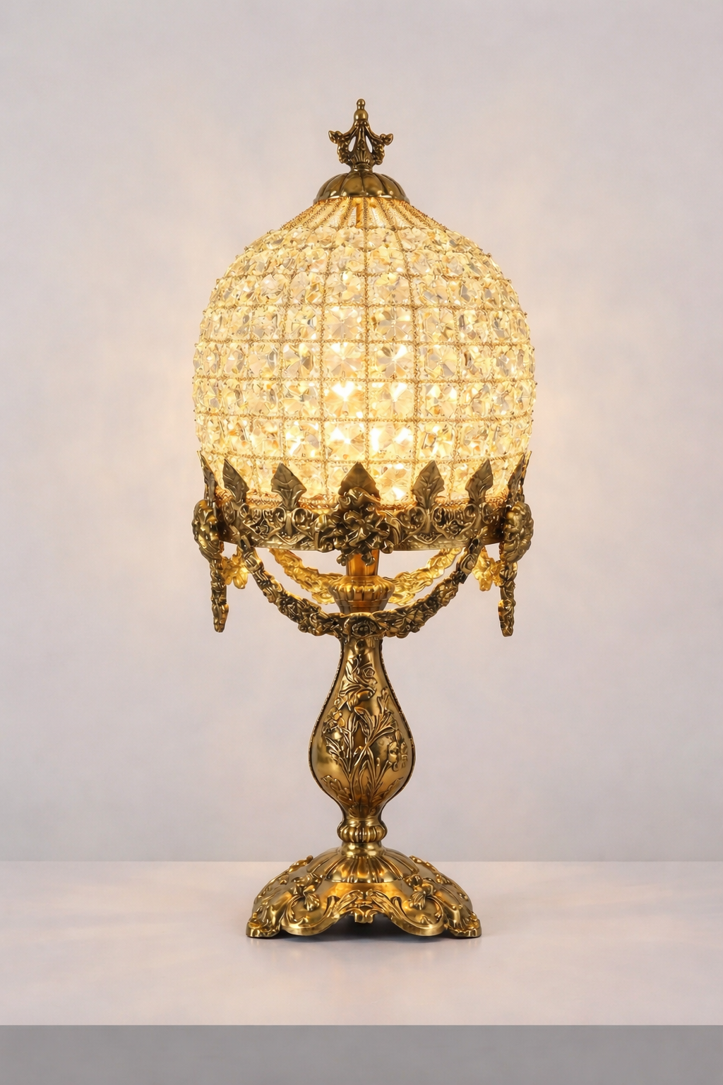 Lampe de table marocaine, pretigieuse et luxueuse en laiton et cristaux de la premiere qualité. signéé LUSTREAL