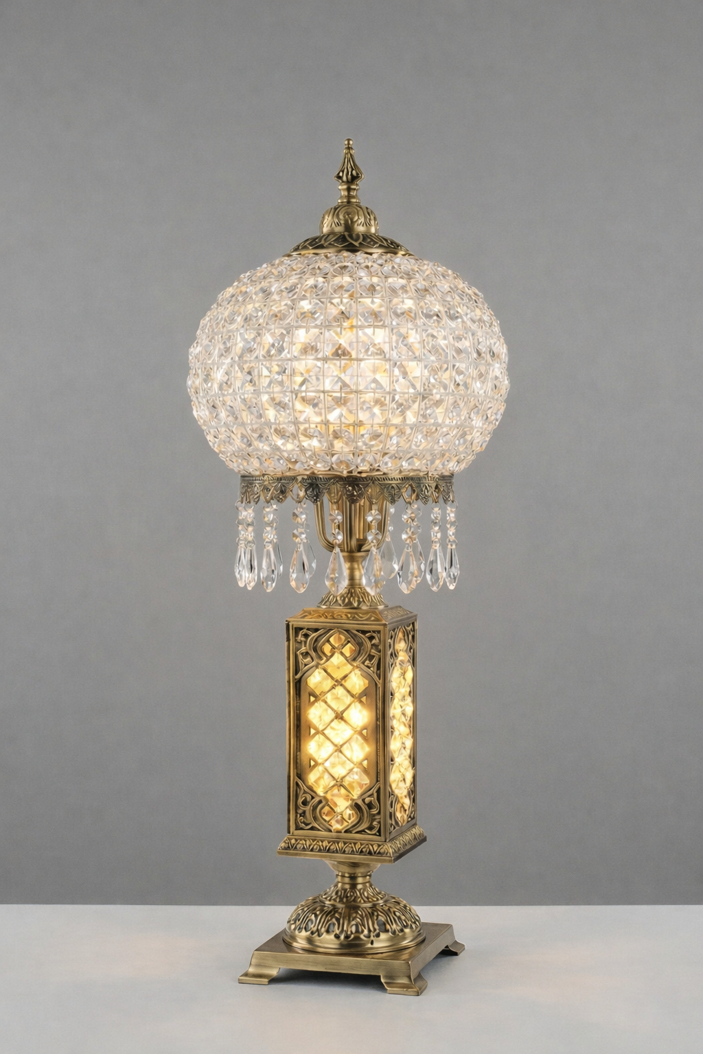 Lampe de Table "Perle du Palais", pretigieuse  en laiton et cristaux de la premiere qualité. signéé LUSTREAL