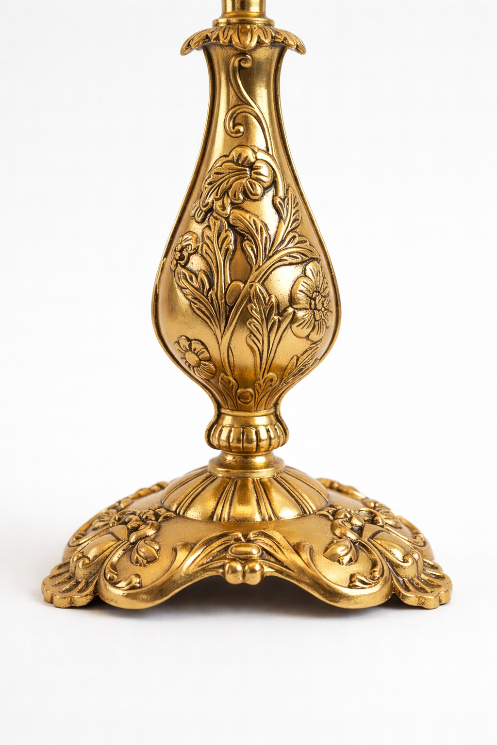 Lampe de table marocaine, pretigieuse et luxueuse en laiton et cristaux de la premiere qualité. signée LUSTREAL