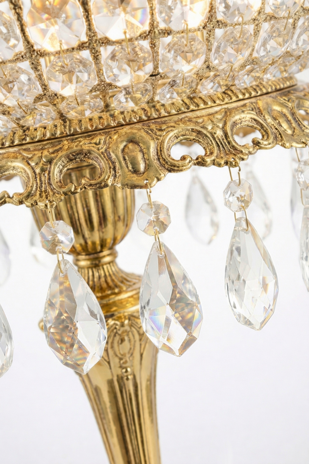 Lampe de table marocaine, pretigieuse et luxueuse en laiton et cristaux de la premiere qualité. signéé LUSTREAL