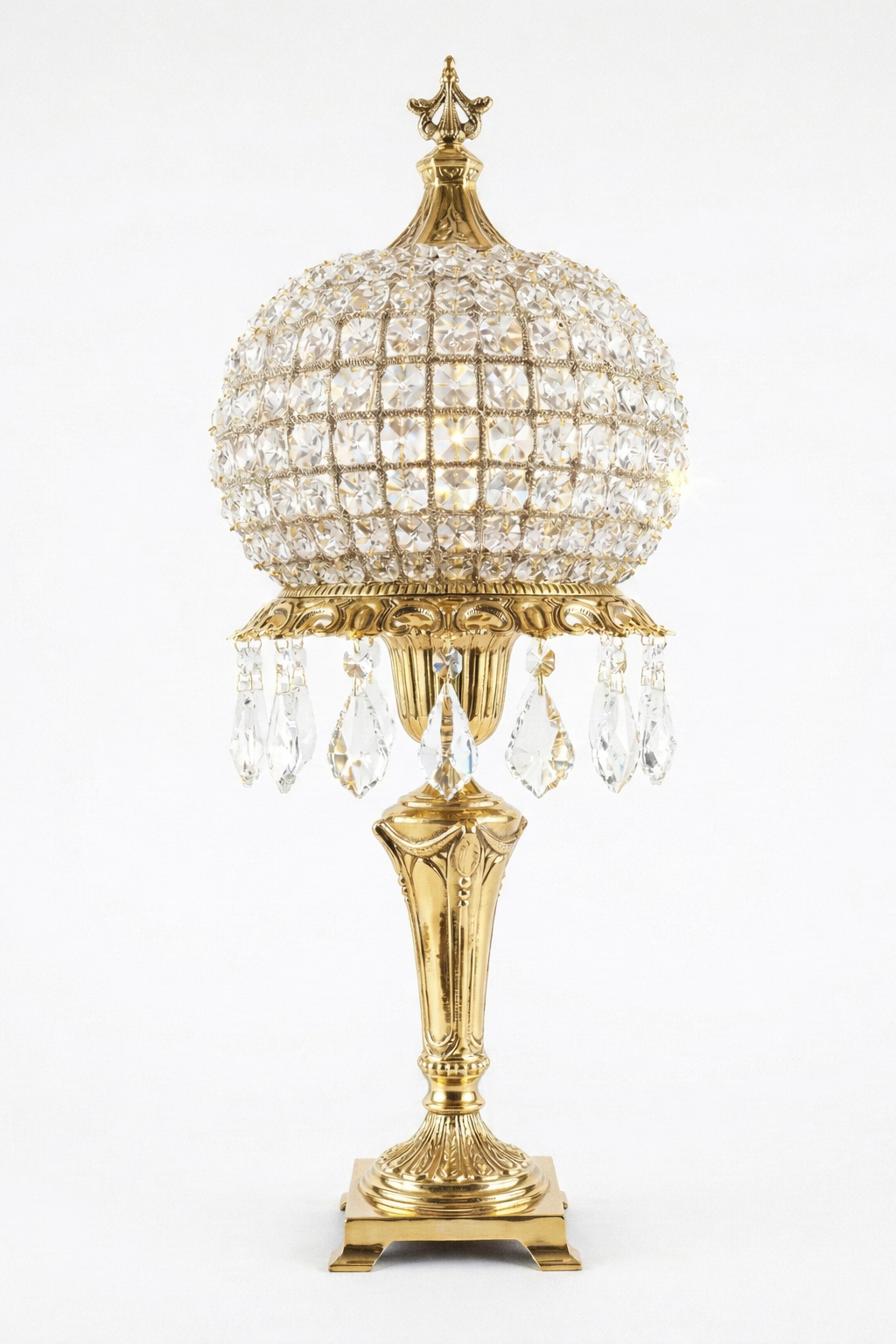 Lustreal: Lampe de table marocaine, pretigieuse et luxueuse en laiton et cristaux de la premiere qualité. signéé LUSTREAL