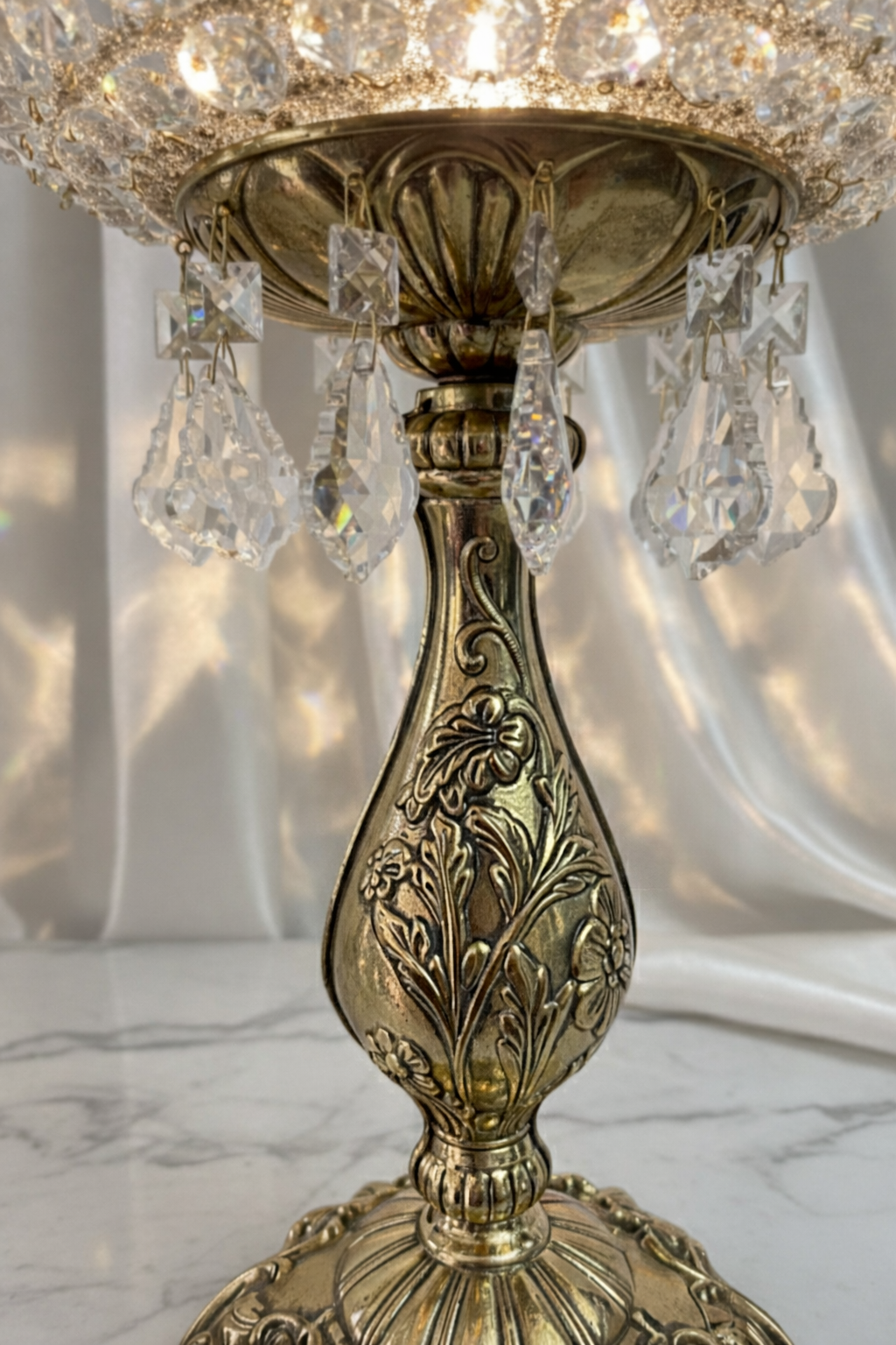 Lampe de table marocaine, pretigieuse et luxueuse en laiton et cristaux de la premiere qualité. signée LUSTREAL