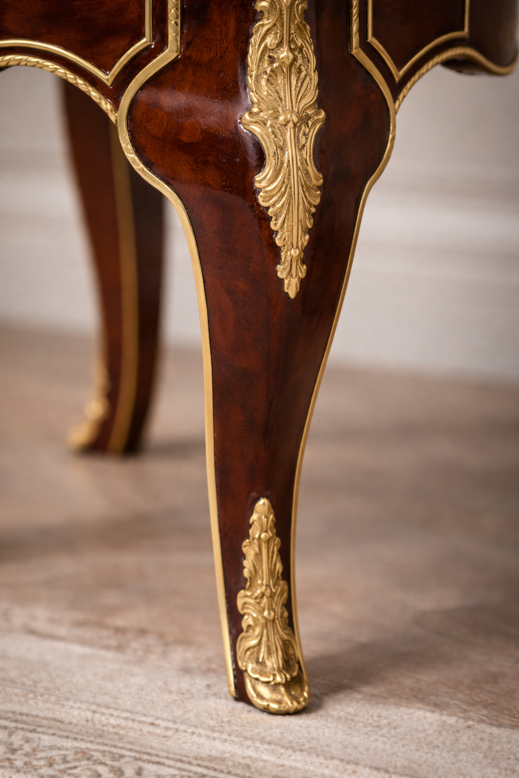 Lustreal-Table_en_bois_de_mahogany_style_Louis_XV