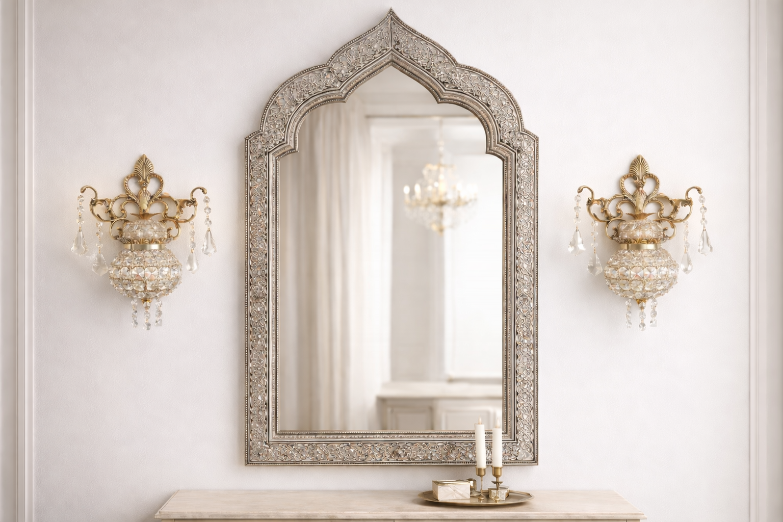 Lustreal: Applique murale marocaine prestigieuse en laiton travaillé et cristaux de première qualité, signée LUSTREAL.