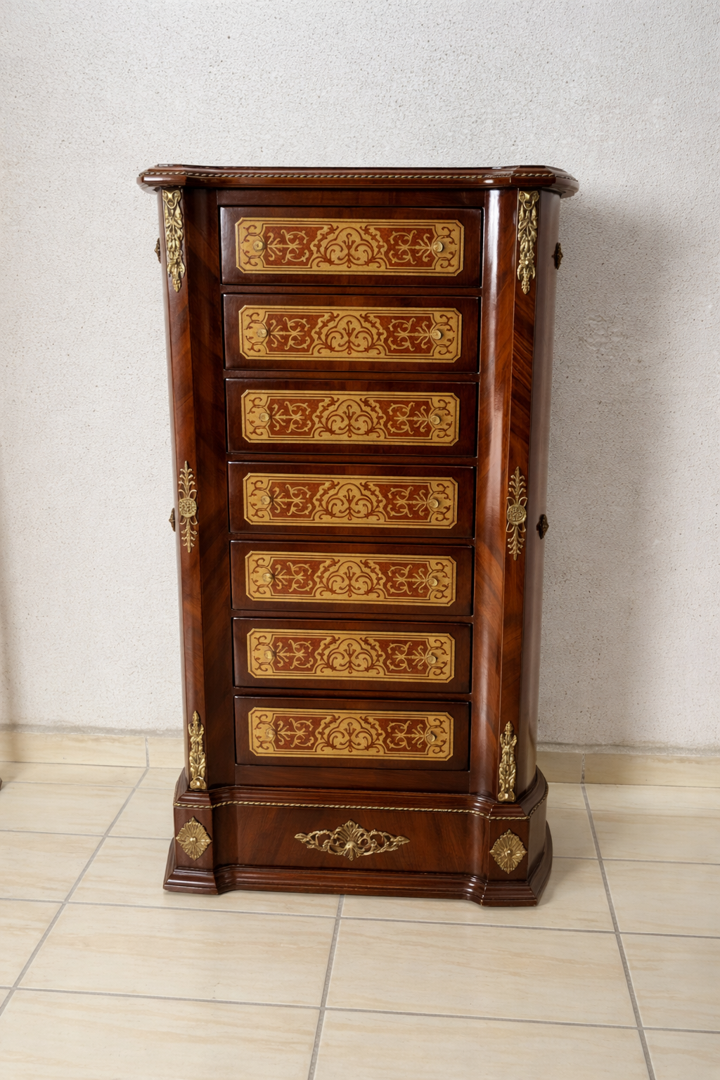 Lustreal-Commode_antique_en_bois_de_noyer