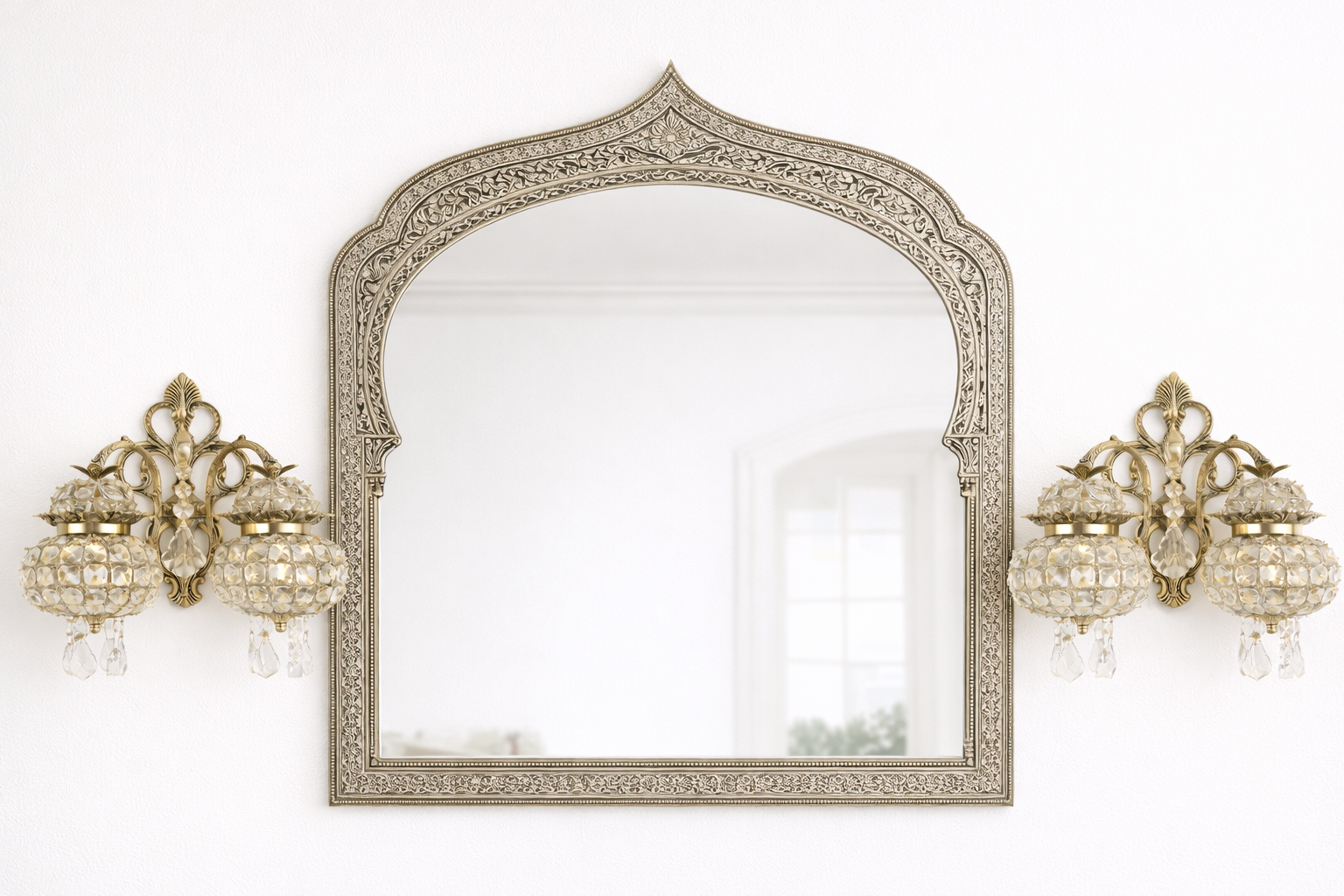 Lustreal: Applique murale marocaine prestigieuse en laiton travaillé et cristaux de première qualité, signée LUSTREAL.